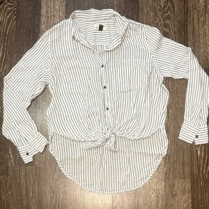 Universal Thread woman’s button down shirt size medium light blue and white